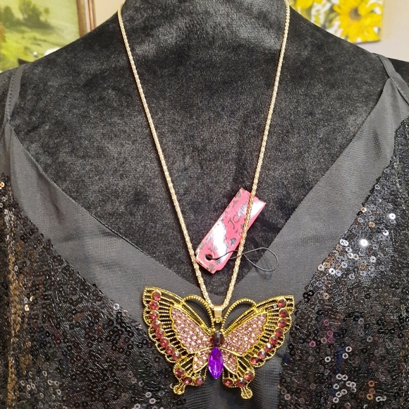 New  Elegant Gold and Purple Butterfly Pendant Necklace - Picture 3 of 7